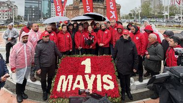 DİSK heyeti, Taksim Meydanı’na çelenk bıraktı