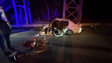 Dönüş yapmak isteyen otomobile hafif ticari aracın ok gibi saplandığı kaza kamerada