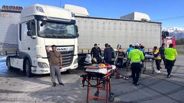 Erzincan'da Tır-Otomobil Çarpışması: 2 Yaralı