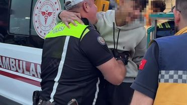 Kaza yapıp yakalanan motosiklet sürücüsü, kesilen cezayı duyunca polise sarılıp ağladı
