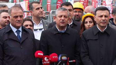 Kadıköy'de 1 Mayıs kutlamalarına katılan Özgür Özel: Seneye Taksim'deyiz