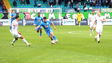 Rizespor - Konyaspor Maçında İlk Yarı 1-1 Tamamlandı