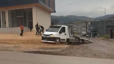 Bursa'da çekici sürücüsü aracıyla ve sopayla saldırdı