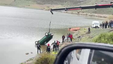 Sivas’ta el freni çekilmeyen otomobil gölete düştü