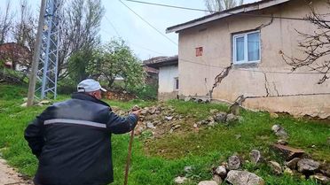 Yağış sonrası toprak kaydı, 9 yapı zarar gördü