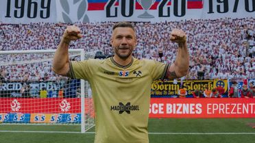 40 yaşındaki Podolski, Gornik Zabrze ile 54 yıl sonra bir ilki yaşayarak futbola veda etti