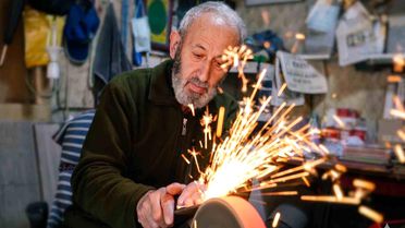 51 yıllık bıçak bileyicisi Kurban Bayramı mesaisine başladı