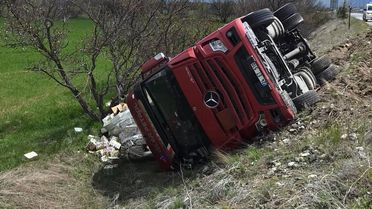 Erzincan'da Soda Yüklü Tır Devrildi