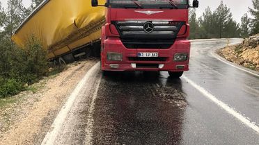 Silifke'de TIR ile çarpışan otomobilde sürücü hayatını kaybetti