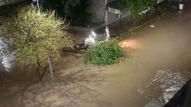 Siverek'te Dolu ve Sağanak Yağış Hayatı Olumsuz Etkiledi
