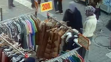 Adana'da Hırsızlık: Eşarp Takıp Alışverişe Çıktılar