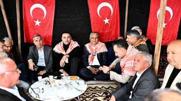 Başkan Uysal, yörüklerle bir araya geldi tuluk başına geçip keşkek dövdü