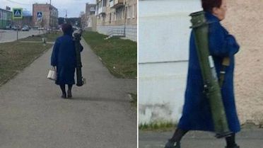 Rusya'da yaşlı bir kadın tanksavar roketatarıyla dolaşırken görüntülendi