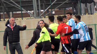 Sahaya girip hakeme yumruk atan futbolcu serbest kaldı, kulübüyle ilişiği kesildi
