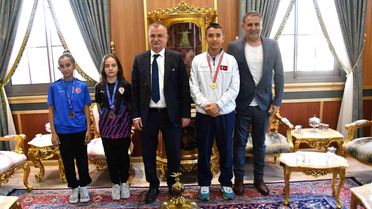 Şampiyon sporcular Başkan Balaban'ın konuğu oldu