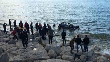 Van Gölü'ne Uçan Otomobilde 1 Yaralı