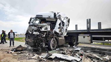 Ahlat'ta Tır Çarpıştı: 1 Yaralı