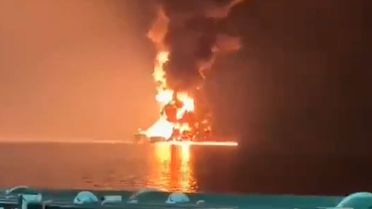 İran'ın BAE'ye ait petrol tankerini vurduğu anlar kamerada