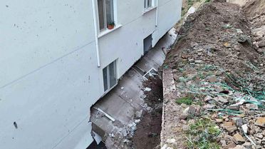 Nevşehir'de çöken istinat duvarı evlerin içine girdi: 10 ev tahliye edildi