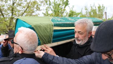 Oyuncu Mehmet Aslantuğ, annesini son yolculuğuna uğurladı