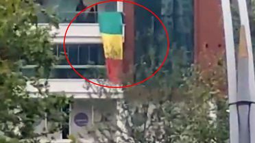 Şehri karıştıran bayrak! Polis evi bastı, gerçek sonradan ortaya çıktı