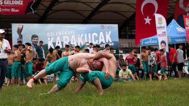 Tarsus'ta er meydanı doldu: 455 güreşçi kıyasıya mücadele etti