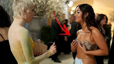 Türk Modacı 'Heykelimsi' üstsüz elbisesi ile Met Gala’ya damga vurdu