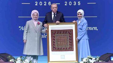 Cumhurbaşkanı Erdoğan'a takdim edilen 'Pazırık halısı' 360 bin ilmekle işlendi