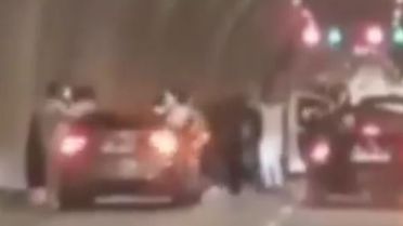 Tünelde kutlama yapıp trafiği durduran 4 sürücüye toplam 720 bin TL ceza