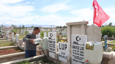 Mezarlıkta Bıçaklanan Engelli Kardeşin Katili Bulunamadı