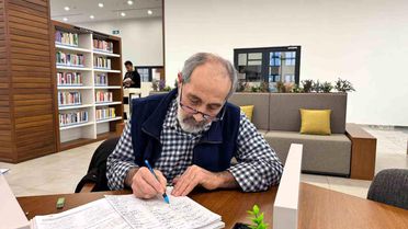 68 yaşında kütüphanede Osmanlıca ve Arapça öğreniyor