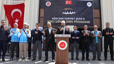 Ağrı’da hacı adayları dualarla kutsal topraklara uğurlandı