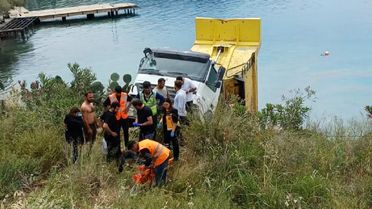 Bodrum'da Hafriyat Kamyonu Denize Düştü