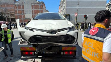 Avcılar'da Otomobil Eskiciye Çarptı