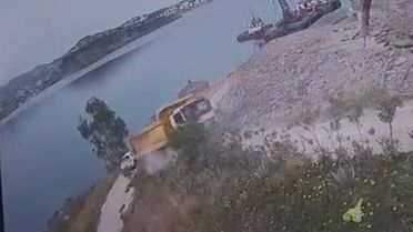 Bodrum'da Hafriyat Kamyonu Denize Düştü