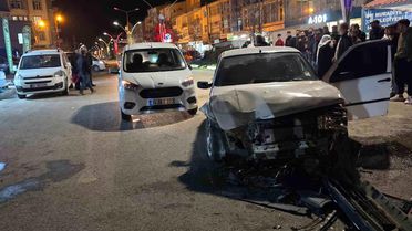 Muradiye'de 3 Araçla Trafik Kazası