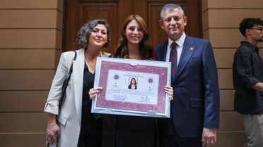 Özgür Özel'in kızı cübbeyi giydi