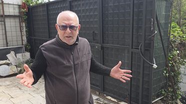Aylarca kira ödemediği için tahliye edilen eski kiracı, 74 yaşındaki mülk sahibini odunla dövdü