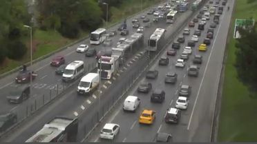 Üsküdar'da metrobüsün motor kısmında yangın çıktı