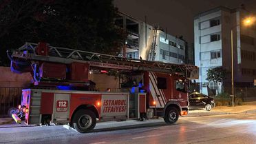 Zeytinburnu'nda İş Merkezi Çatısında Yangın