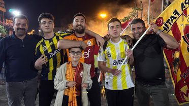Fenerbahçeli taraftarlar da Galatasaraylıları yalnız bırakmadı