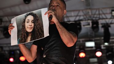 Haluk Levent, konserde Gülistan Doku'nun posteri açıp şarkı seslendirdi