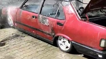 Batman'da Park Halindeki Otomobil Yandı