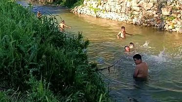 Çocuklar Ardıl Çayı'nda Yüzüyor