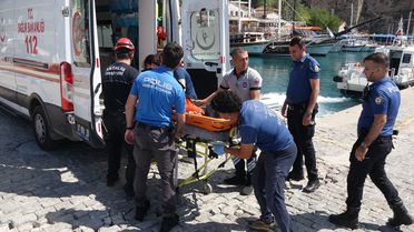 Antalya'da Falezlerden Düşen Balıkçı Kurtarıldı