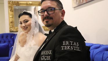 Düğün masrafını düşürmek için damatlığına reklam aldı