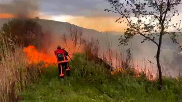 Elazığ'da otluk alanda yangın