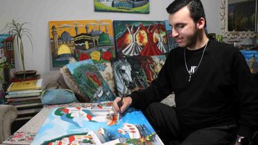 Hayatını 3 engelli oğluna adadı: Şair, ressam ve tiyatrocu kardeşler