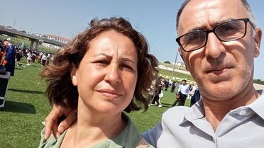 Devrilen traktörün altında kalan çifti ölüm ayırdı