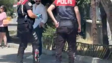 Otomobilin çarpıp kaçtığı kediyi yol kenarına alan polisler takdir topladı